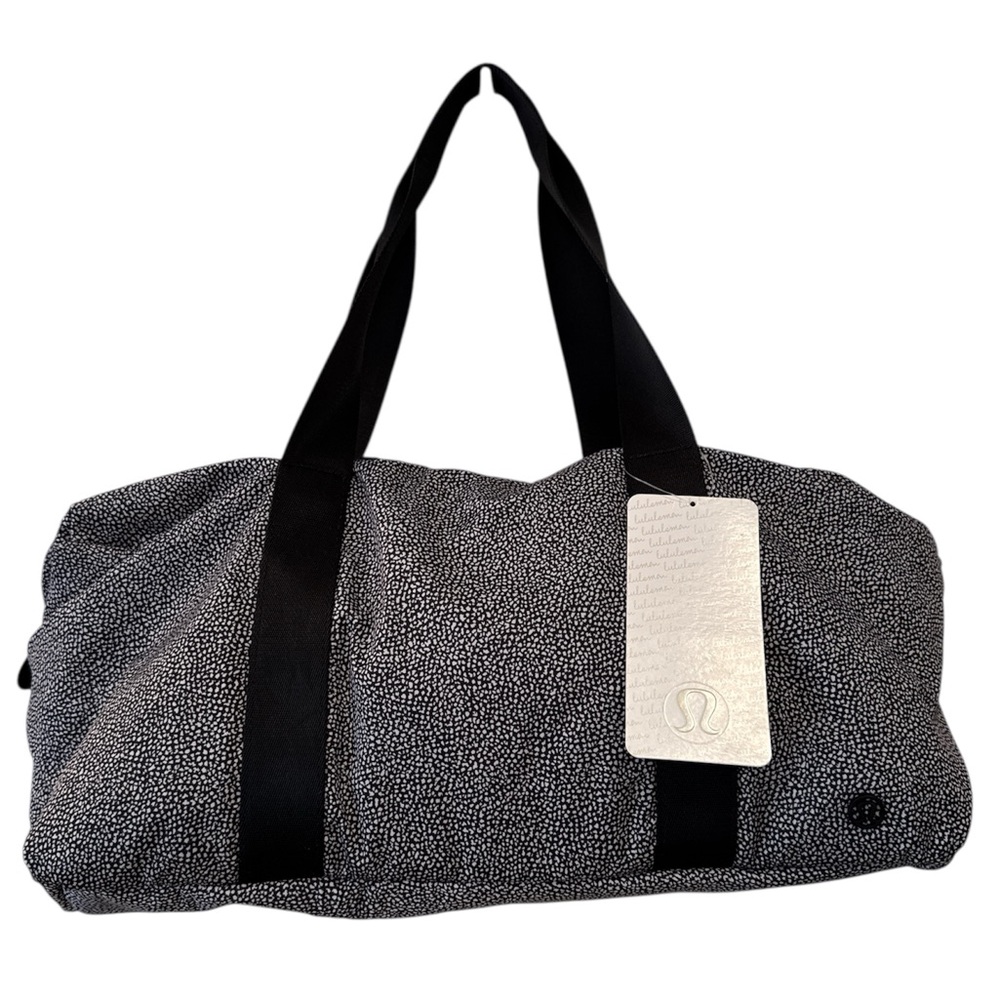 ⭐️NWT⭐️Lululemon Fast Track Athletica Black and Gray Duffel Bag